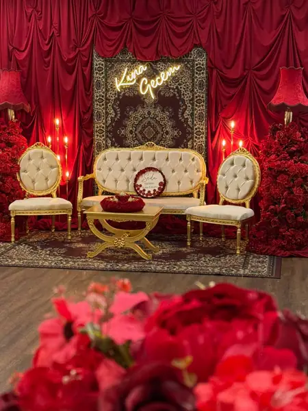 Henna-Abend in Rot mit Sofa und Kına-Gecesi-Schriftzug